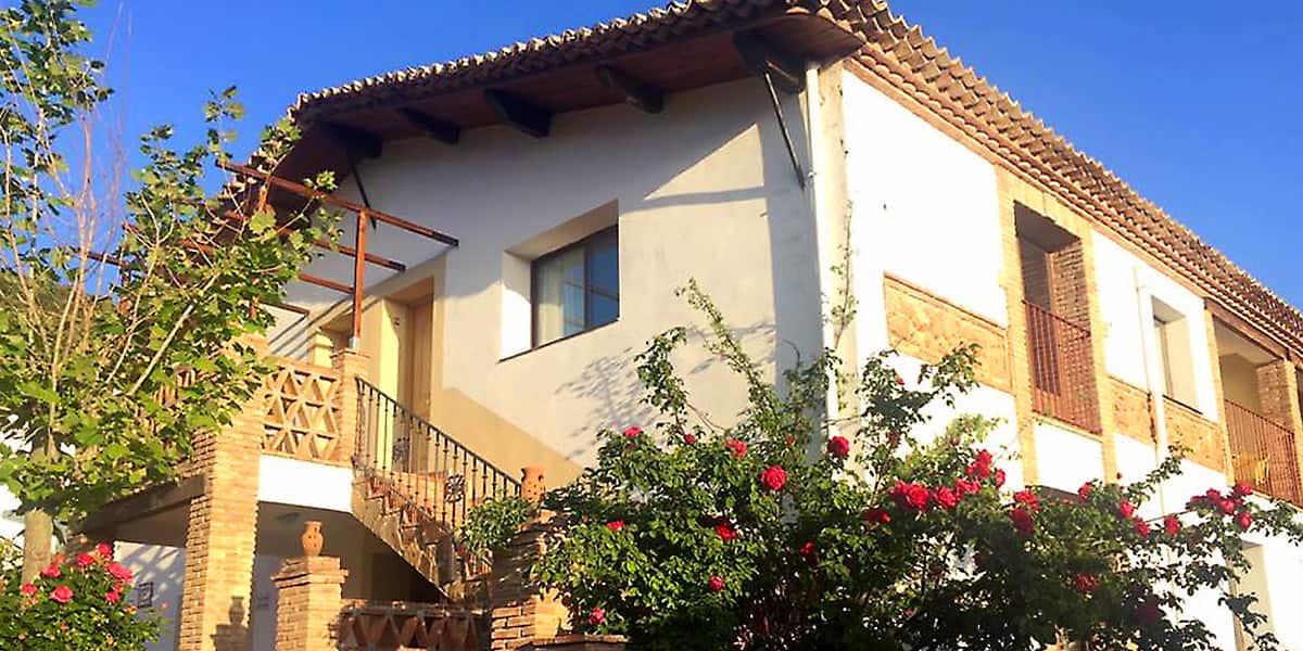 Fachada del Complejo Rural Puerto Mágina en un lateral con acceso a apartamentos.