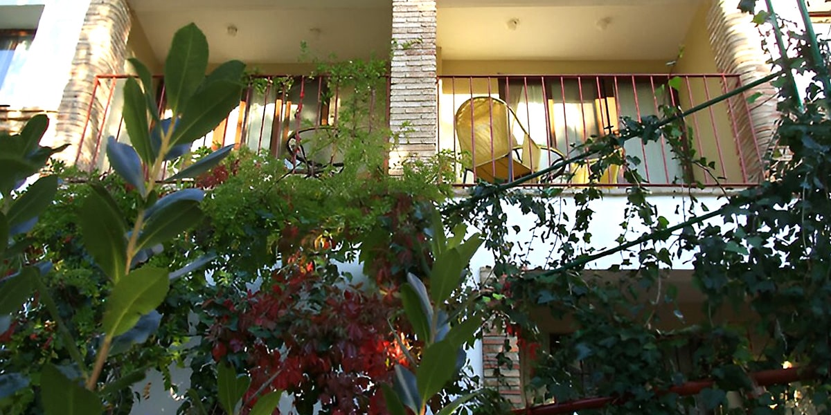Vista desde el exterior de dos terrazas de habitaciones del Complejo Rural Puerto Mágina